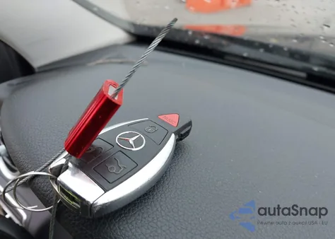 2015 Mercedes-Benz C 300 z USA, uszkodzony, nr VIN 55SWF4JBXFU077726